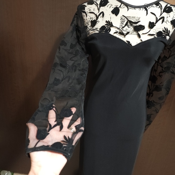 Vintage Gothic Style Black Gown w/Round Collar - Picture 5 of 16